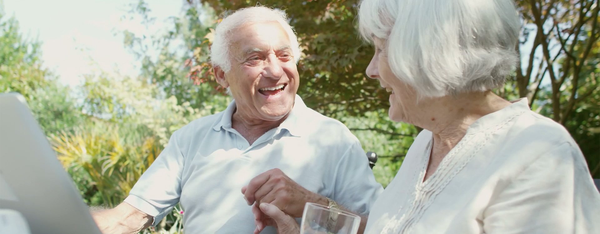 Älterer Herr mit ältere Dame, die einander anlächeln